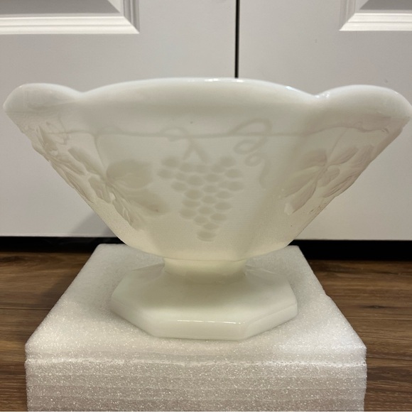 Vintage Anchor Hocking Milk Glass Large Footed Serving Bowl mid century 1950s - Picture 3 of 8